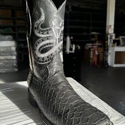 Botas vaqueras negras de piel grabada