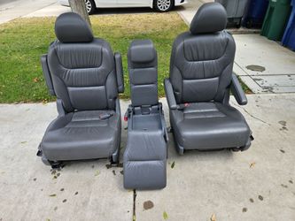 2005-2010 Honda Odyssey 2nd row seats, mats, and dash cover.