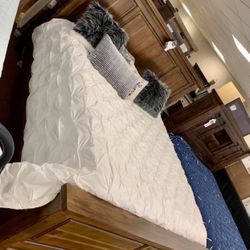 Flynnter Medium Brown Panel Bedroom Set (Queen and King Bed Frame