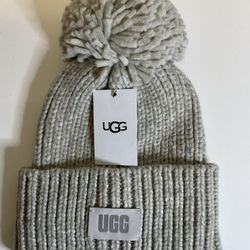 NEW UGG Light Grey Chunky Rib Knit Beanie With A Pom-Pom
