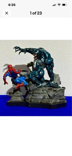 Venom vs Spider-Man Statue