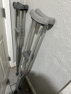Medium Crutches 5’2”-5’10”