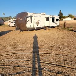 travel trailer camper with 3 HUGE SLIDES. GORGEOUS LAYOUT! VERY SPACIOUS 