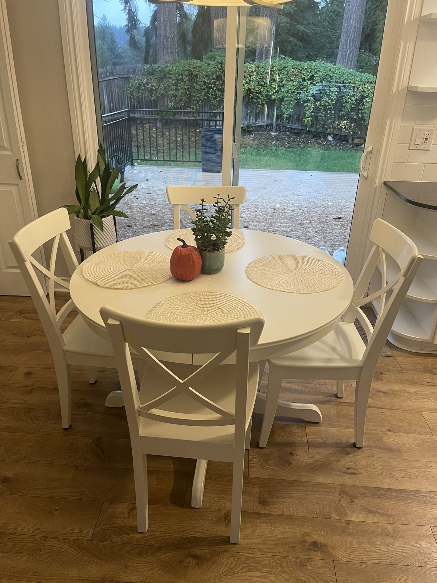 Round Table Set With Chairs