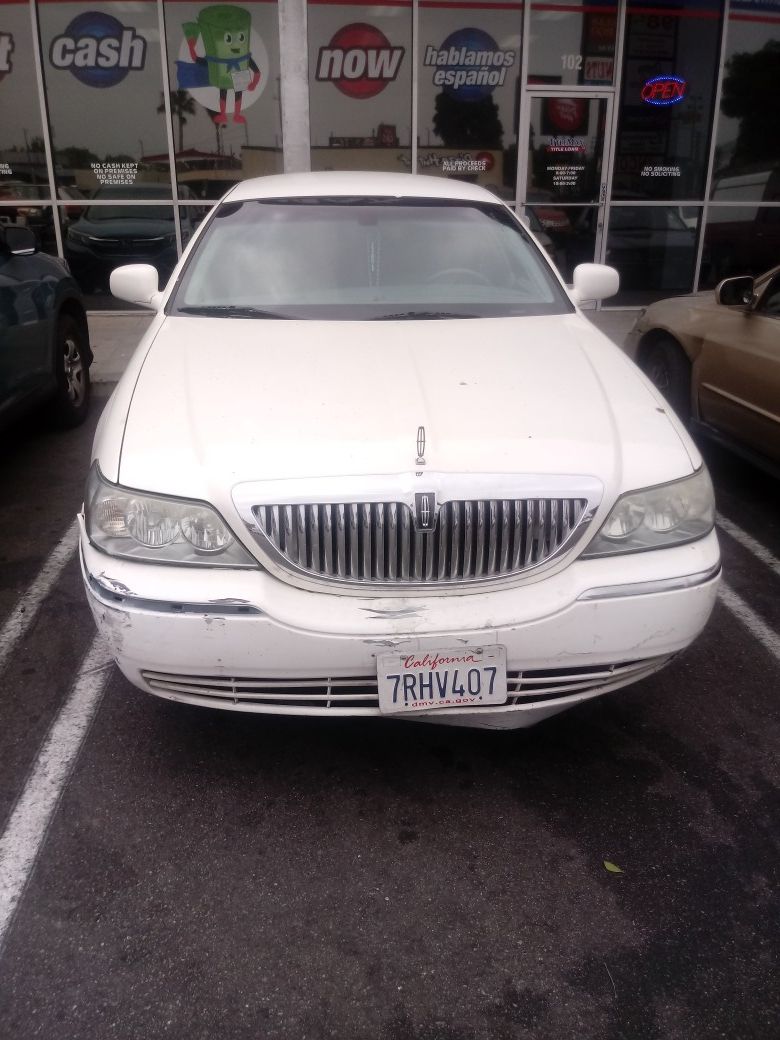 2004 Lincoln Town Car