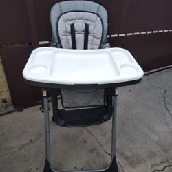 BABY TREND ADJUSTABLE HEIGHT AND FOLDABLE BABY HIGH CHAIR