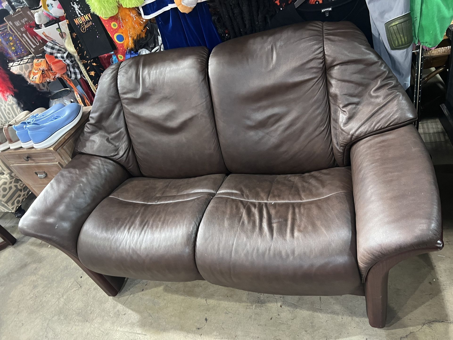 60”x31”x33” brown leather reclining loveseat p/u Willow Grove PA