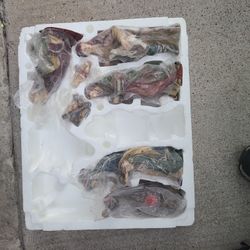 1999 Collector’s Edition Hand Painted 7Piece Porcelain Nativity