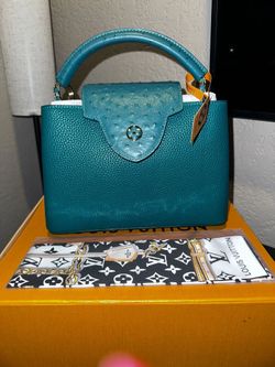 Capucines BB handbag in emerald green Taurillon leather with gold-toned hardware