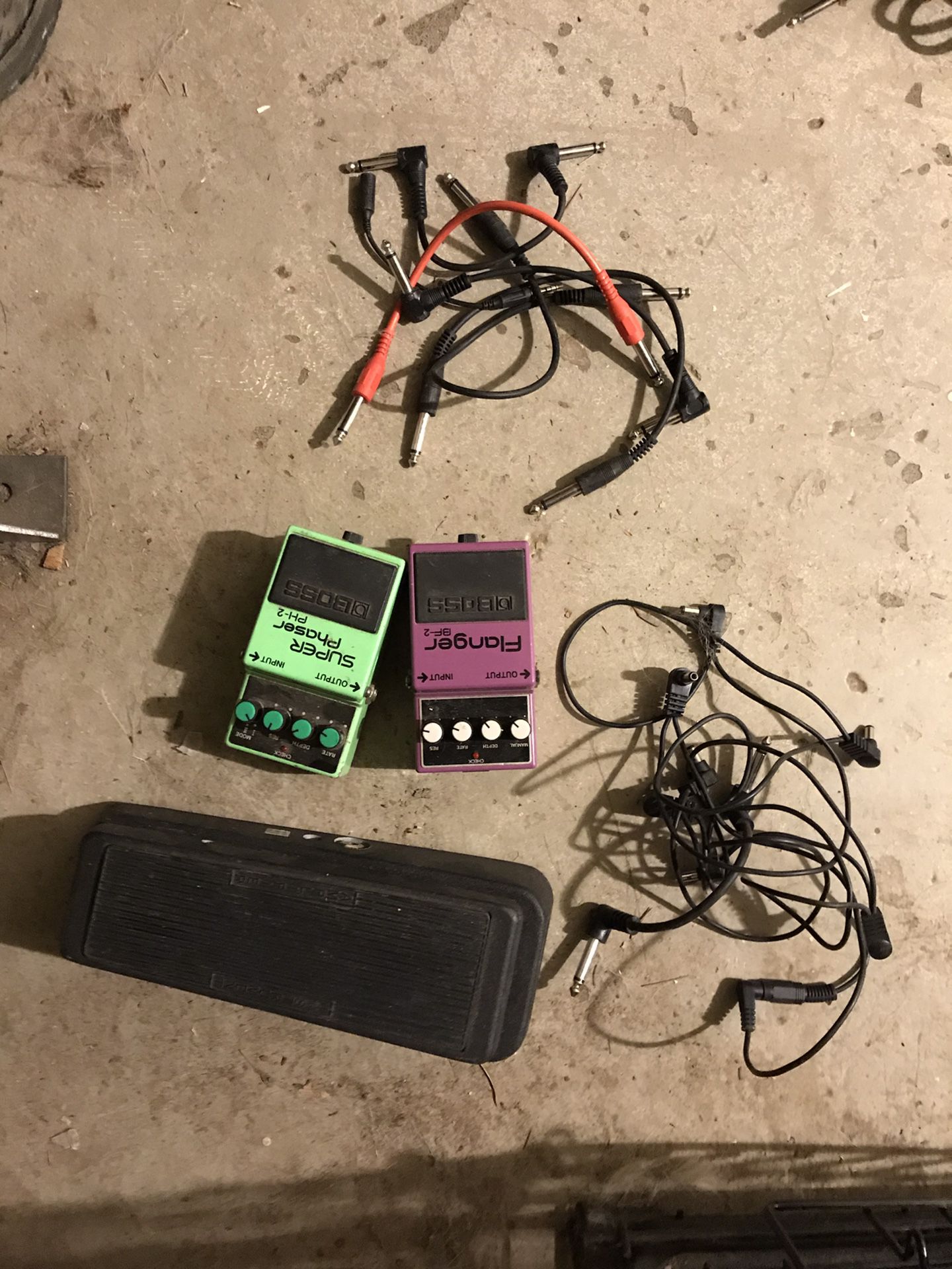 Guitar pedals and cables