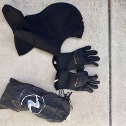 Aqualung Thermocline diving gloves and a wetsuit hood XL