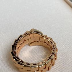 The Blgari snake ring that you like at a glance  The snake ring is also a Bulgari classic and a unique design style. It's really hard not to love the 