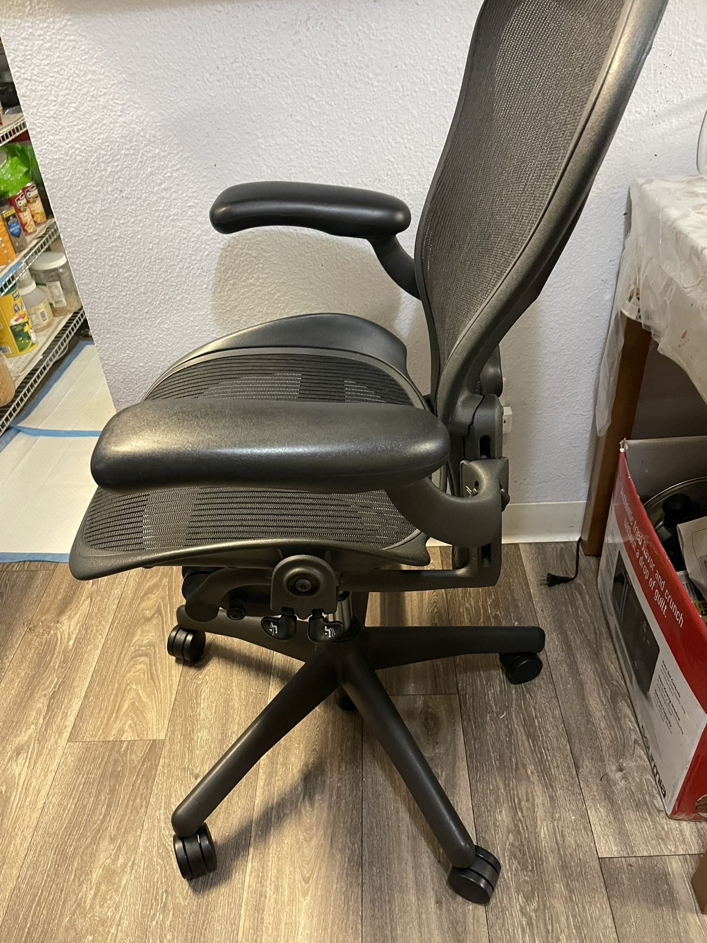 Herman Miller Aeron Office Chair ( SIZE B ) FULLY ADJUSTABLE !!