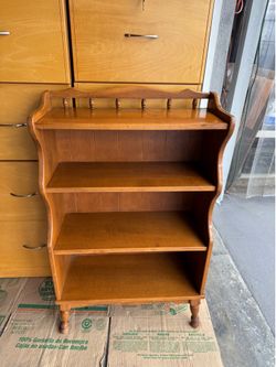 Antique mid century Maple Colonial Early American 4-layer shelf bookcase