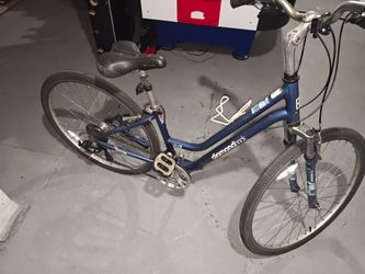 Diamondback Vital 2 Devine Women’s Commuter Hybrid with Suspension Fork