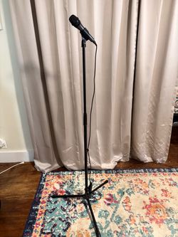 Shure Dynamic Microphone with Stand and Cable