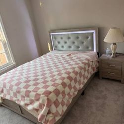 🛌 Queen bed for sale. Ask for price. 