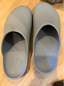 Crocs Mules/Clogs – Gray, Men’s 9 / Women’s 11