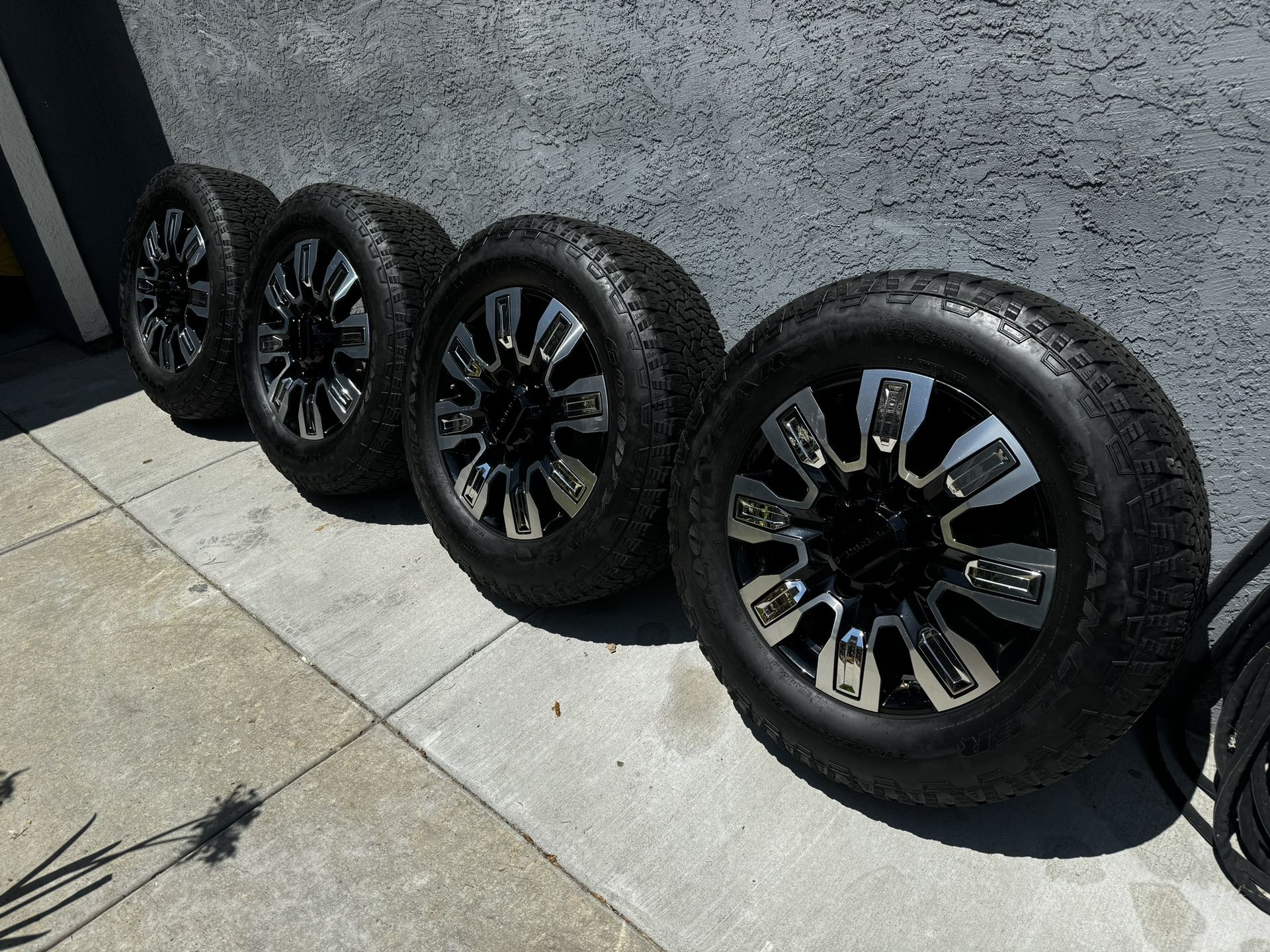 2024 GMC SIERRA 2500 DENALI WHEELS & TIRES