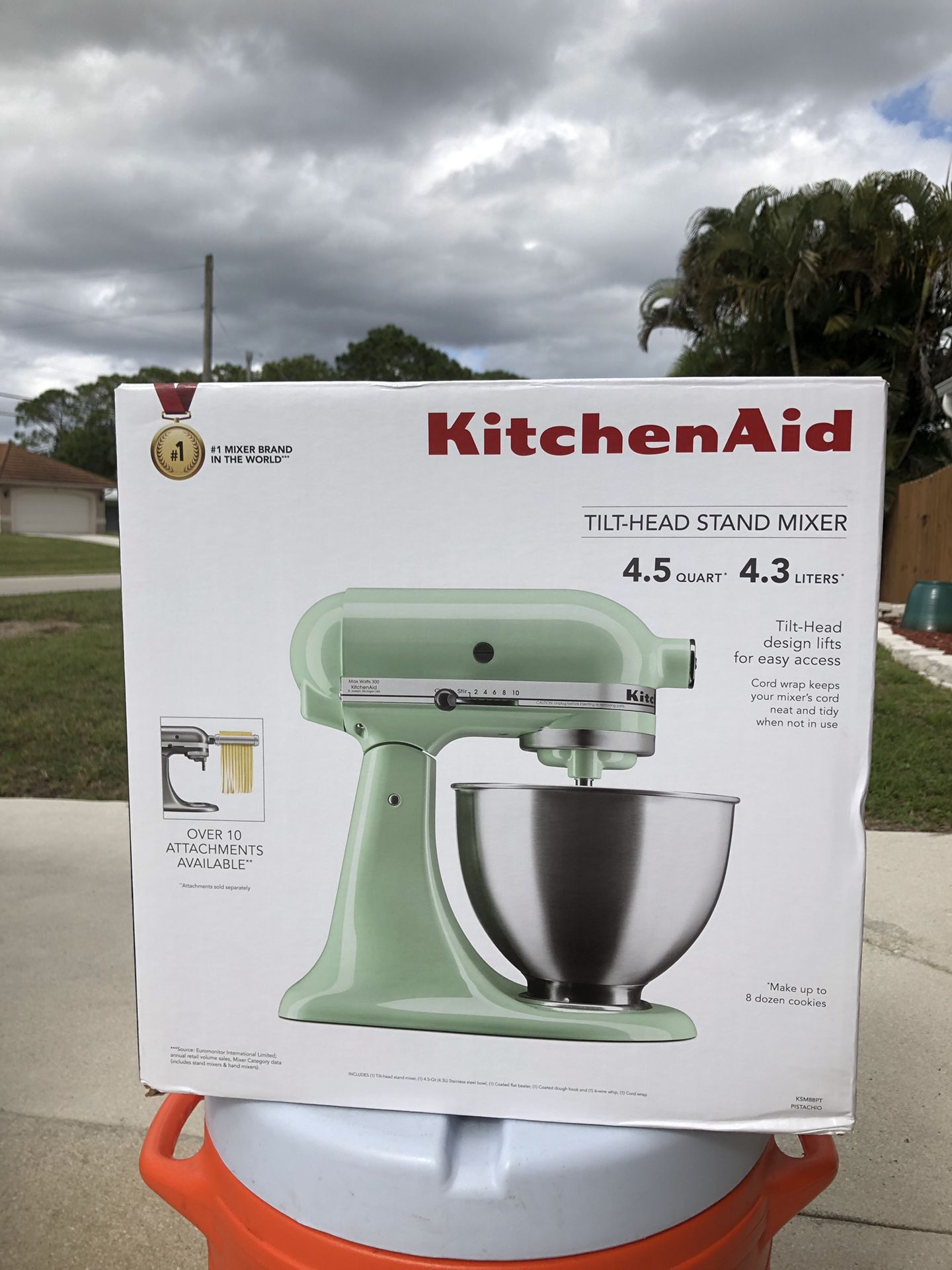 KitchenAid Deluxe 4.5 Quart Tilt-Head Stand Mixer, Pistachio (KSM88PT) for  Sale in Port St. Lucie, FL - OfferUp
