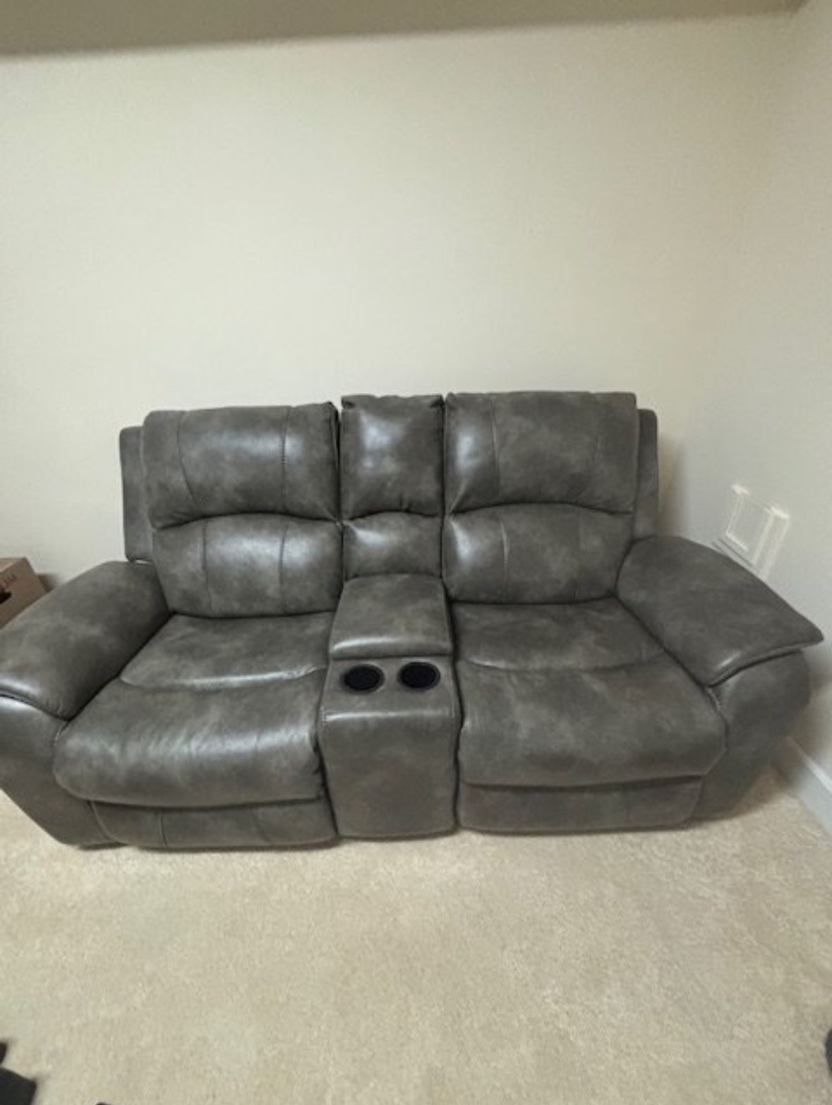 Reclining leather loveseat - Like New