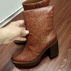 New Women’s Boots Size 6 