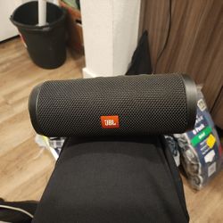 JBL Flip 4 Bluetooth Speaker 