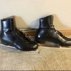 Size 9 Riedell figure ice skates in nicely used condition. Marked Red Wing. 