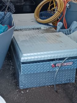Truck tool box