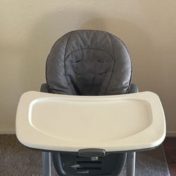 “Clean Foldable Baby High Chair – Great Condition, Ready to Use”