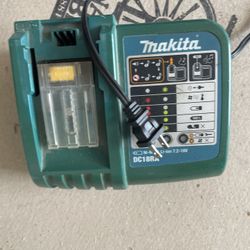 Cargador Makita Semiusado Tiene Un poco De Polvo😎