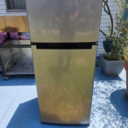 Mini fridge - Magic chef 
