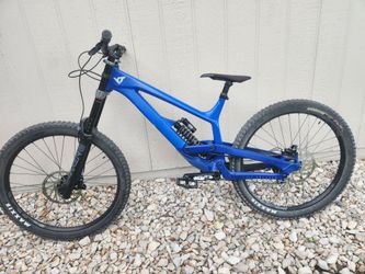Y2 tues Downhill moutain bike size Large