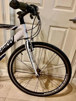 Hybrid Bike Schwinn Varsity 700C 21 speeds Shimano frame