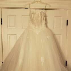 Brand new Size 4 Ivory Tulle  Wedding dress 