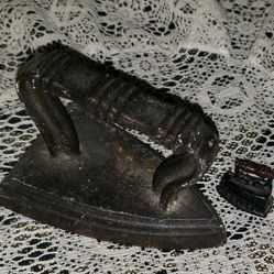 X2 VINTAGE MINI WROUGHT CAST IRON METAL ANTIQUE CLOTHE IRON COLLECTABLES TABLE DECOR SET