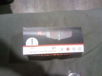 Dynamic vocal microphone v7 switch