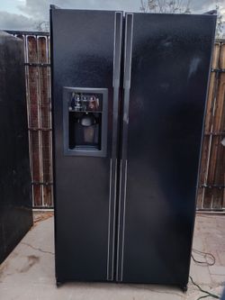 GE SIDE BY SIDE fridge