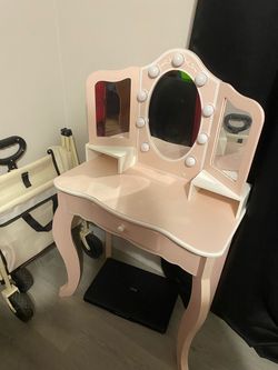 Makeup vanity