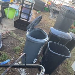 A Few Kitchens Trash Cans, Most Have Top, In Good Conditions One For $7 (all For $35) (NO SHIPPING)