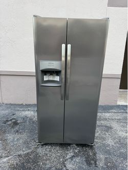 Frigidaire refrigerator good condition everything works fine
