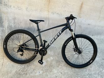 GIANT TALON MOUNTAIN BIKE W / MECHANICAL DISC BRAKES