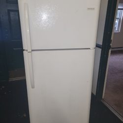 Top Bottom Fridges! Can Deliver! Warranty! Have Others! Military Discount! Open 7 Days! Affordable Appliances LLC! Near Lynnhaven Mall!