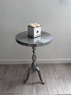 Corner table