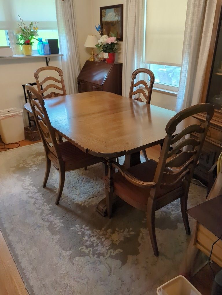 Dining Room Table And Chairs 