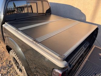 Cubierta rígida de tres pliegues para caja de camioneta