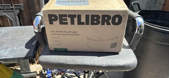 Pet feeder. Keeps Food chilled for three days.