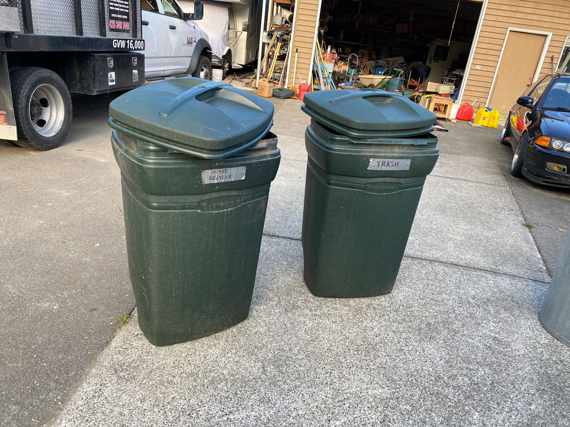 2 RUBBERMAID Garbage cans.15 $ firm each