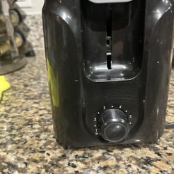 🍞 2-Slice Toaster - Great Condition! 