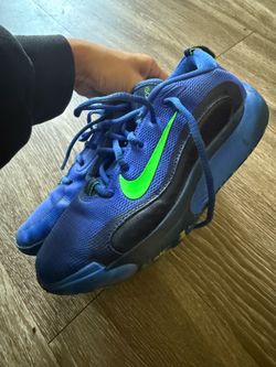Nike ISO fly Boys Shoes 4.5y